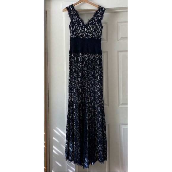 Tadashi Shoji Navy Sleeveless V Neck Lace Gown - Picture 6 of 9